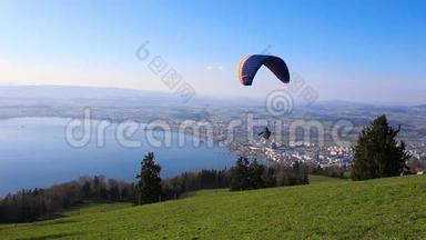 在<strong>晴朗</strong>的天气和<strong>晴朗</strong>的蓝天下，滑翔伞飞越祖格市、祖格西和瑞士阿尔卑斯山